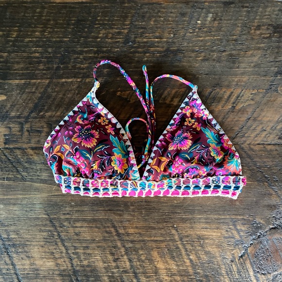 3/$15 🥳 Xhilaration floral embroidered triangle bikini top - Picture 2 of 12
